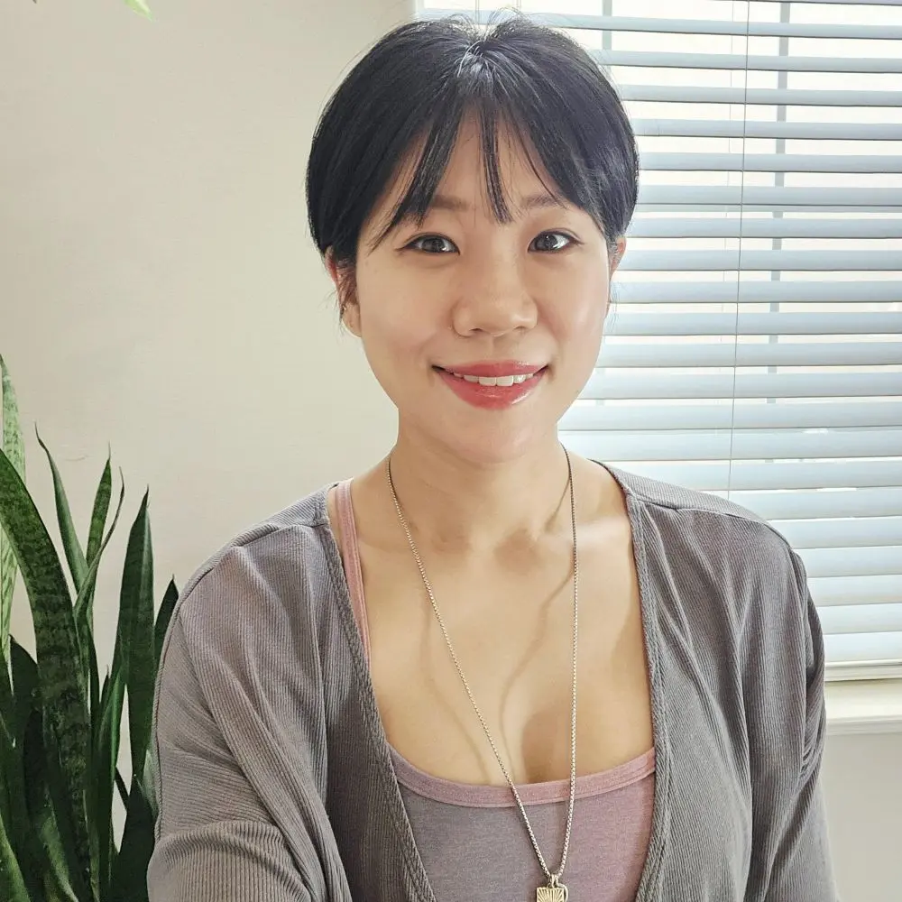 Headshot of Chloe Shin smiling