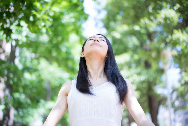 深呼吸する女性