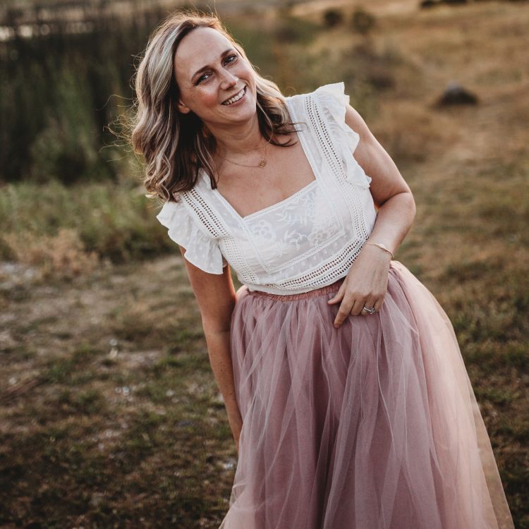 leslie germain smiling in a pink skirt